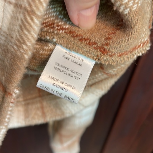 Cute, Like New, Love Tree Short Plaid Shacket Small - Picture 4 of 4